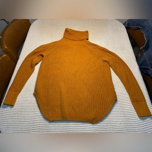Womens Urban Outfitters burnt orange turtleneck sweater w split hem. Size small